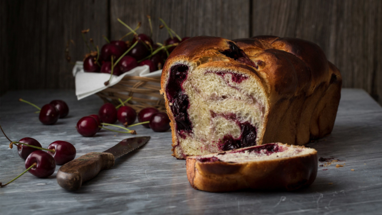 Brioche-Brot mit Kirschen