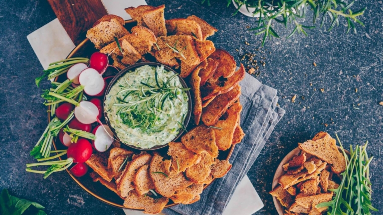 Rosmarin-Brotchips mit Rucola-Frischkäse