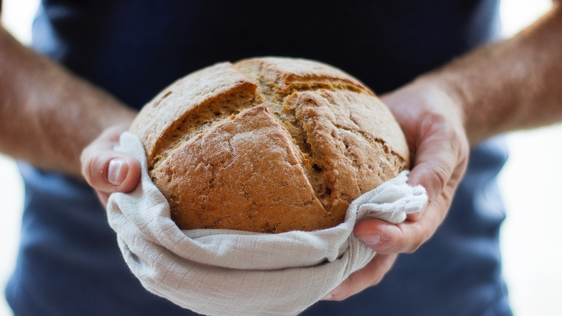 In Der Wertschöpfungskette Schweizer Brot: Die Köchin