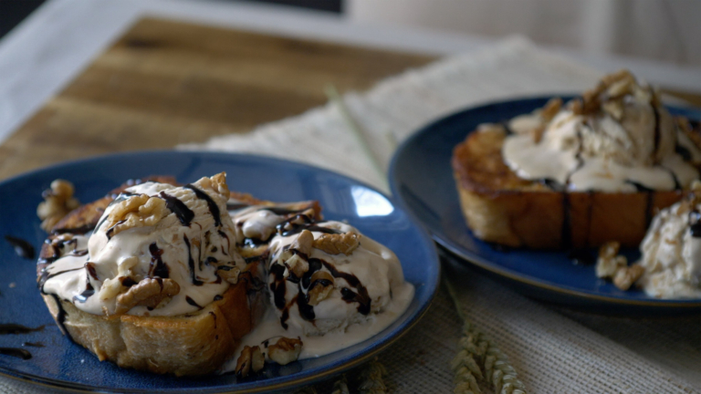 French Toasts mit Walnussglace und Schokosauce