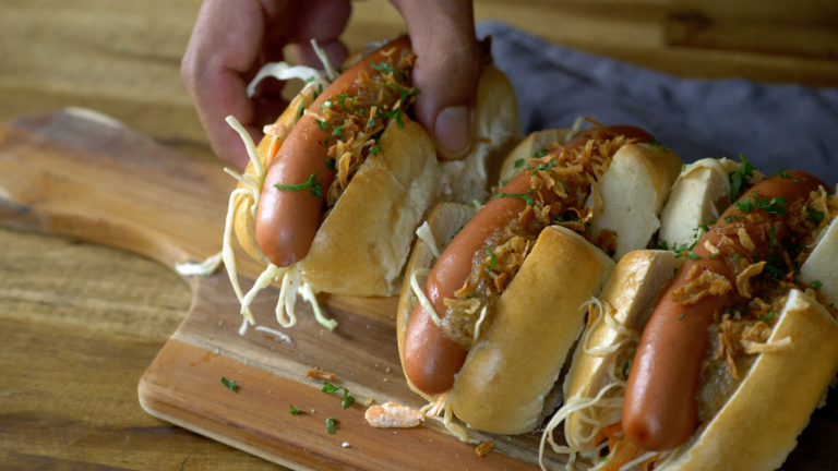 Hotdog mit Coleslaw und süssem Dressing