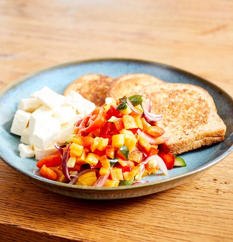 Fotzelschnitte mit Feta-Käse und Gemüse
