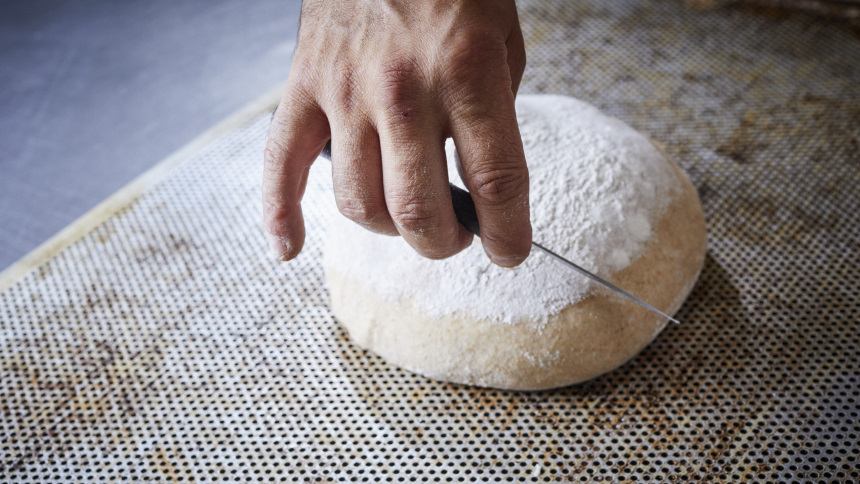 Brot anschneiden