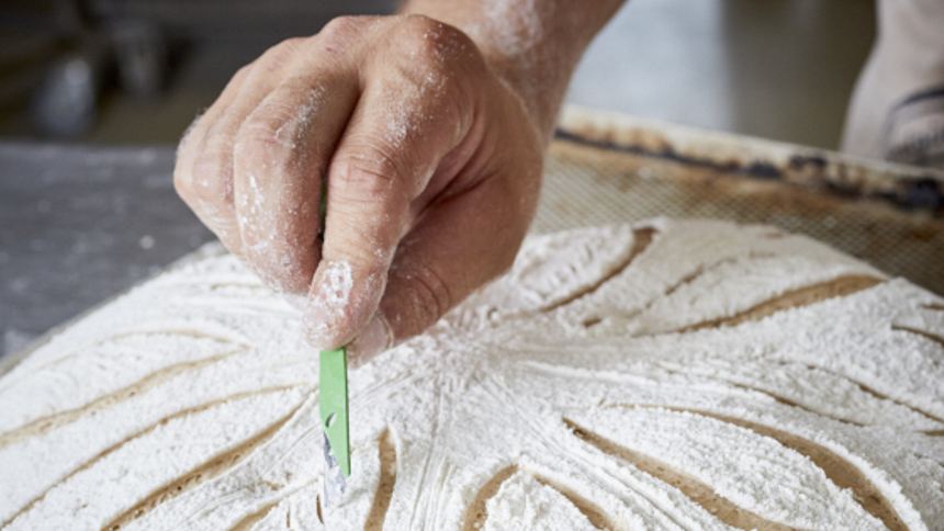 Muster in Brot einritzen