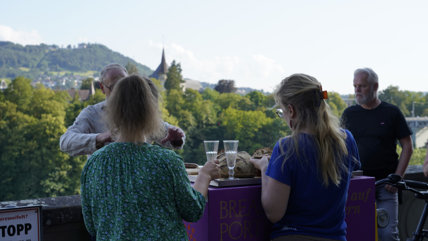 Degustation des Weissweins und Pläfe Brot