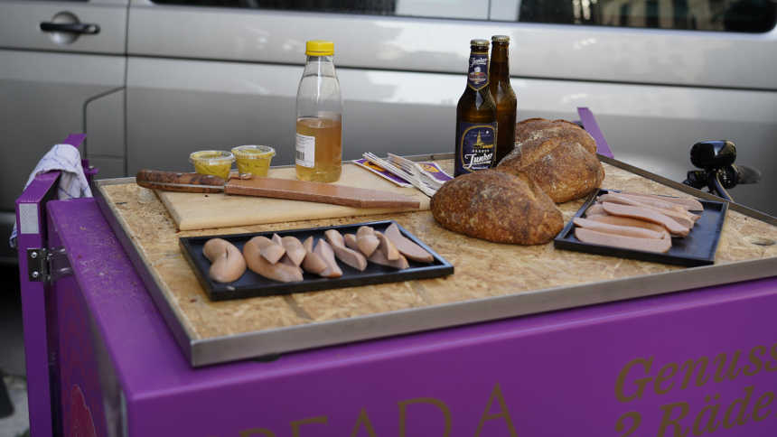 Junkerbrot mit Cervelat, Senf und Junker-Bier