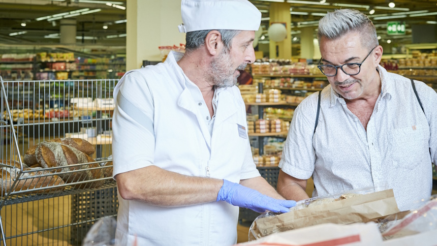 Beratung der Kundschaft beim Brot-Kauf