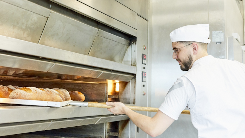 Lukas Hoff beim Brot aus dem Ofen nehmen