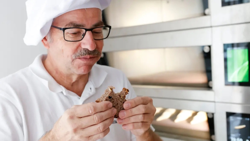 Alfred Bau beim Brot essen