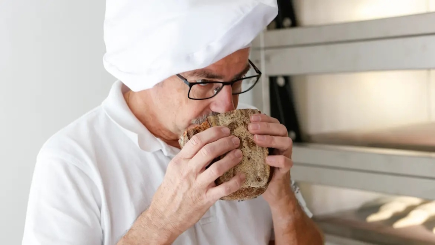 Alfred Bau beim Brot riechen