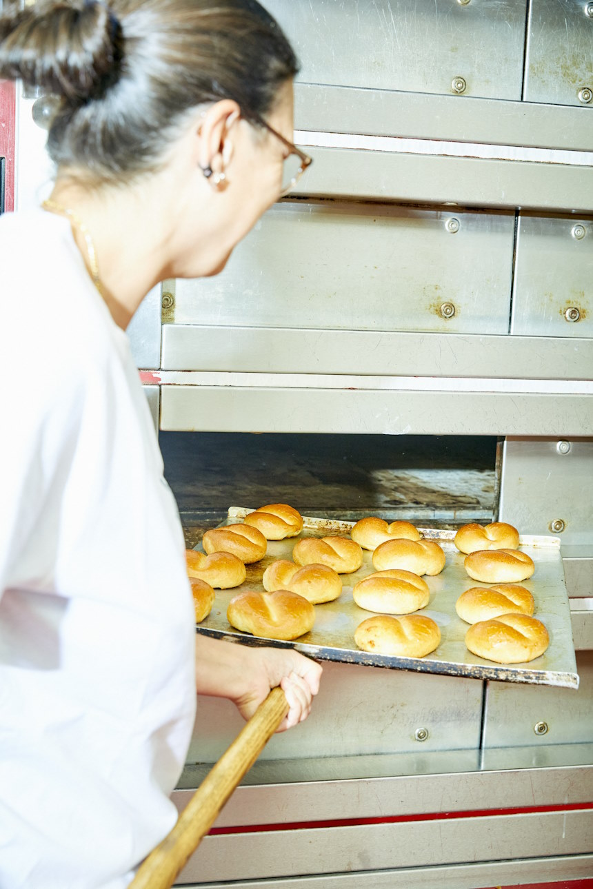 Weggli aus dem Backofen nehmen