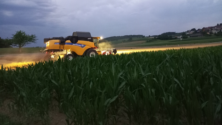 Maschine auf Feld bei Nacht