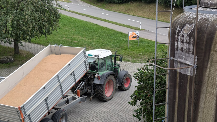 Transport des Mehls zum Silo