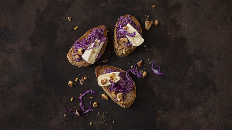 Kernenbrot mit Rotkabis-Pesto und Tomme Vaudoise