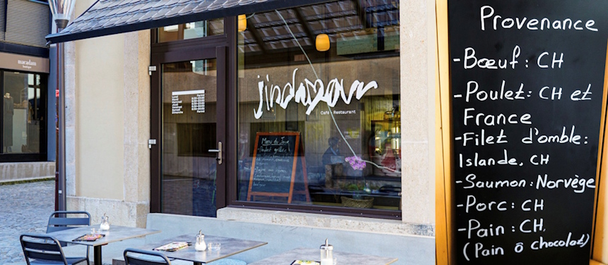 Restaurant Jindamour und Tafel mit Angabe der Lebensmittelherkunft