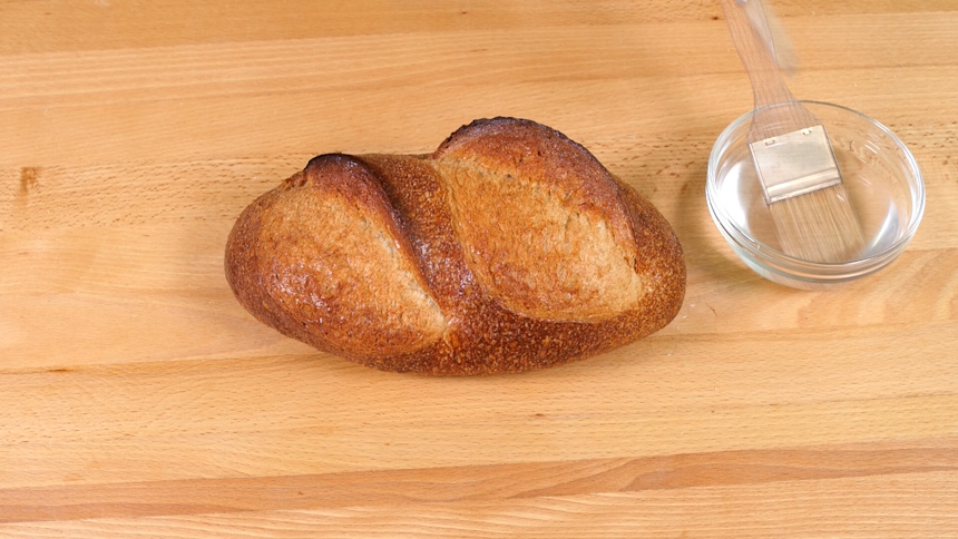 Brot mit Pinsel in Wasser