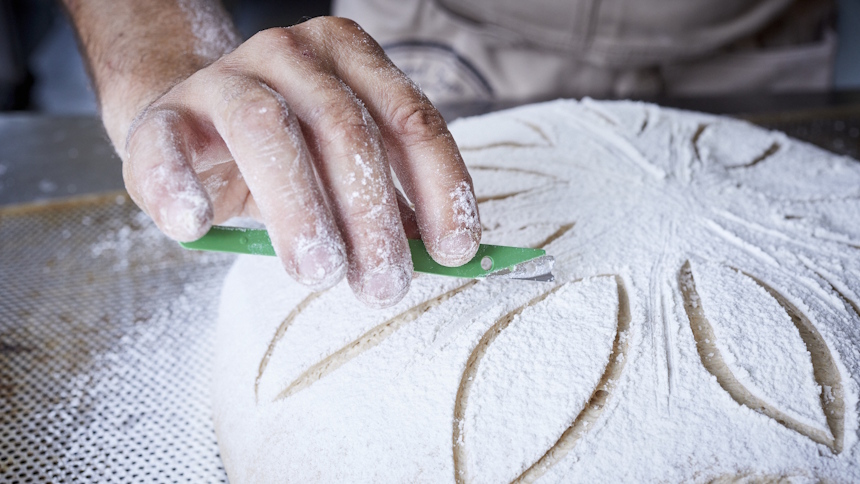 Muster in Brot ritzen