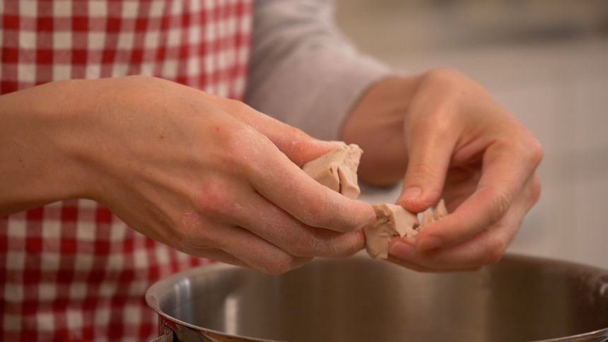 Hefe in Schüssel geben