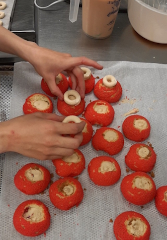 Arbeit an Patisseriestücken