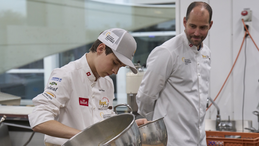 Jona an der Arbeit mit einer Schüssel