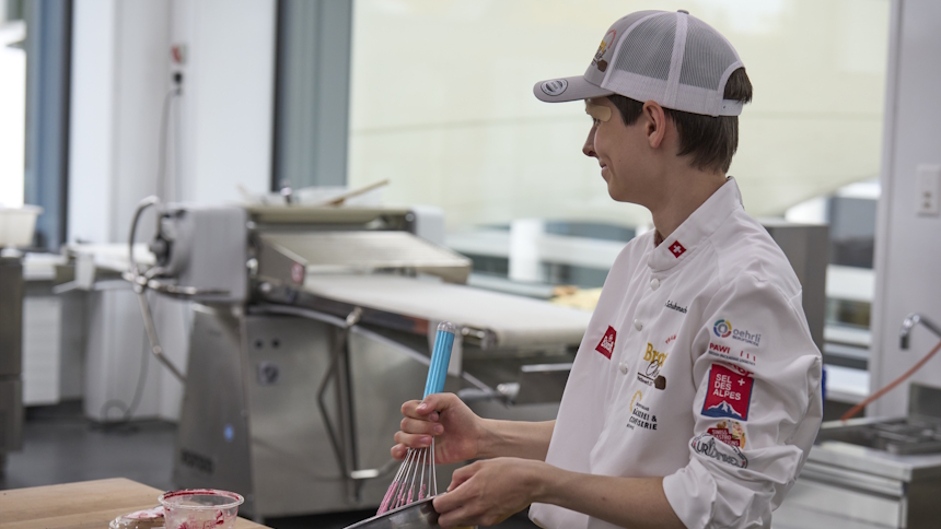 Jona am Arbeiten mit Schüssel und Schwingbesen