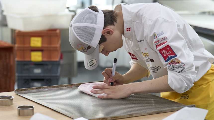 Jona an der Arbeit mit Backpapier