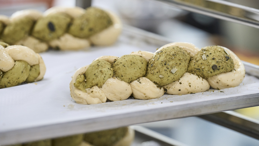 Butterzopf Kürbiskern mit grünem Kürbiskernöl
