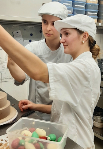 Lena und Jona arbeiten an Patisseriestücken