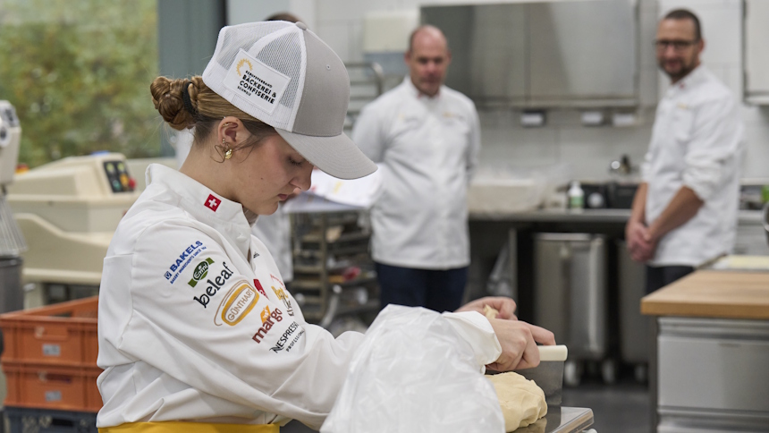 Lena an der Arbeit mit Teig