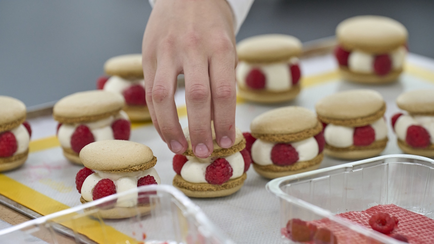 Macarons mit Himbeeren