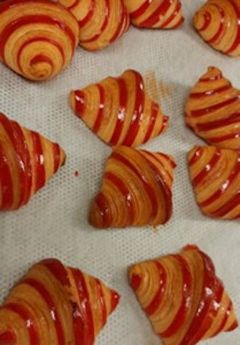 Croissants mit rotem Überzug