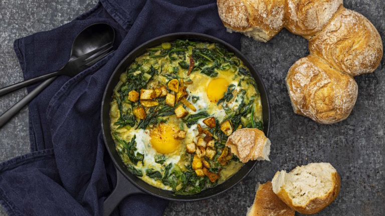 Grünes Shakshuka mit Spinat und Brot