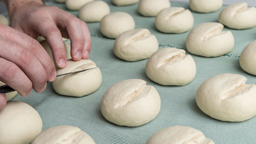 Mutschli, Furche machen vor dem Backen