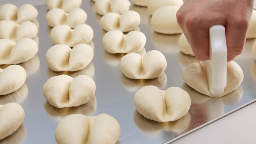 Weggli Furche vor dem Backen machen